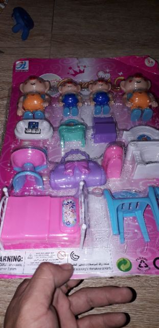 Bộ đồ chơi bàn ghế nội thất và 4 chú Heo bằng nhựa