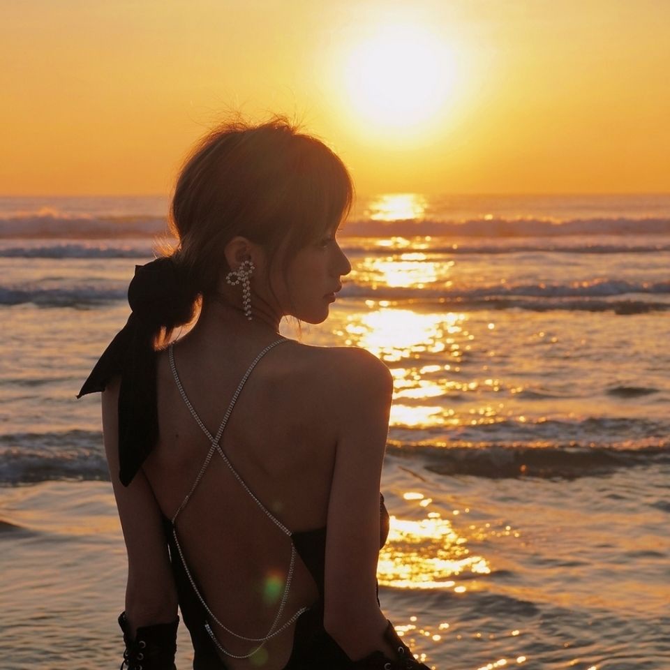 [F &amp; X ss] Đầm Nhung Hai Dây Màu Vàng Kim Phong Cách Pháp Mùa Đông Nhẹ Nhàng Chất Lượng Cao Cho Nữ 2021