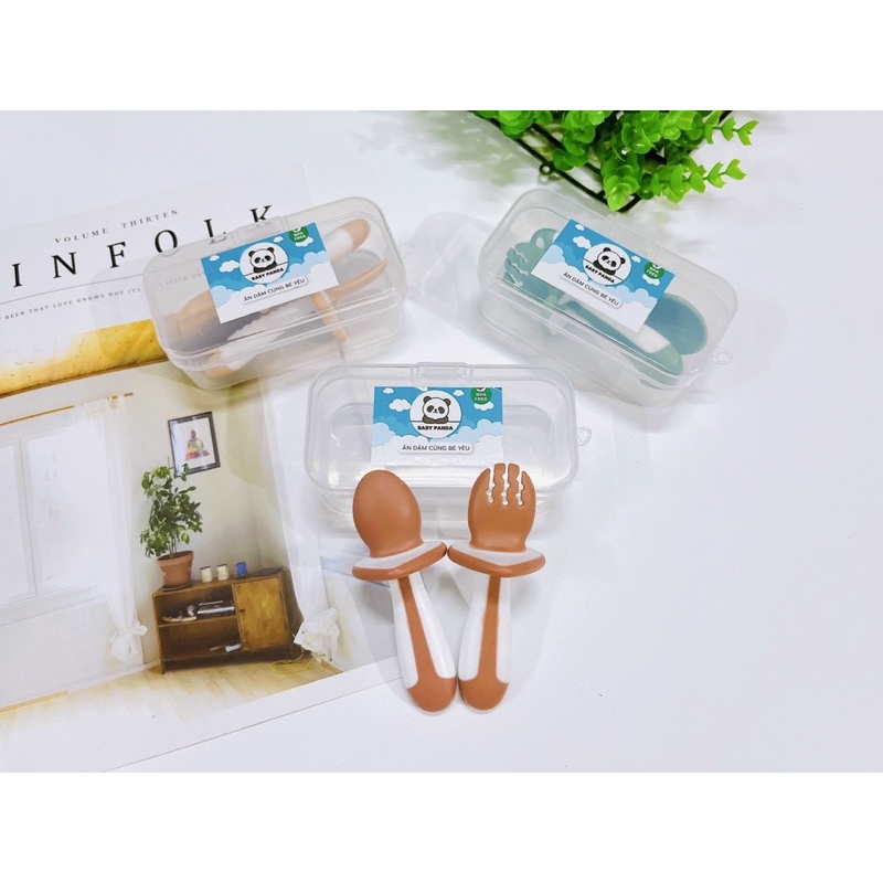Set Thìa Nĩa Silicon Baby Panda có ngáng chóng hóc cho bé ăn dặm (kèm hộp đựng)