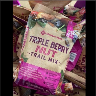 Trái cây và hạt sấy khô tổng hợp Member’s Mark Triple Berry Nut Trail Mix 1.13kg