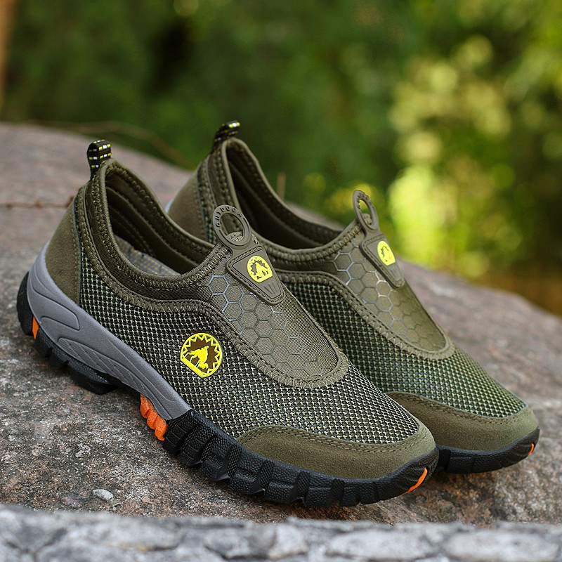 Men's mountaineering shoes with dynamic mesh