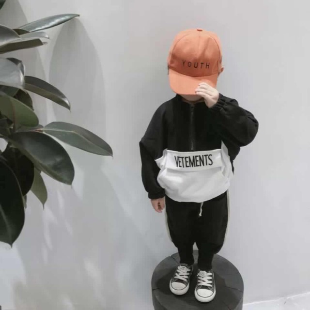 Áo nỉ da cá Vetements cho bé