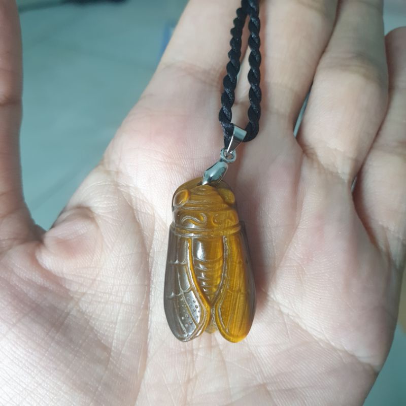 Mặt dây chuyền ve sau đá hổ phách