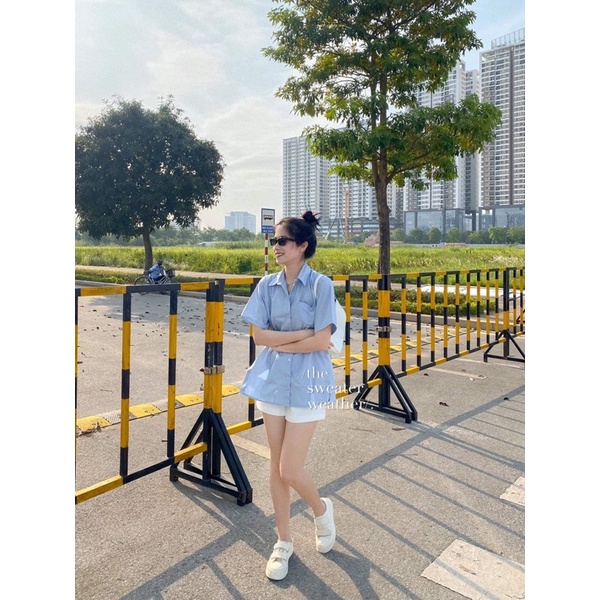 Áo sơ mi nữ ngắn tay có cổ phối cúc sườn xẻ vạt - The Sweater Weather | BigBuy360 - bigbuy360.vn