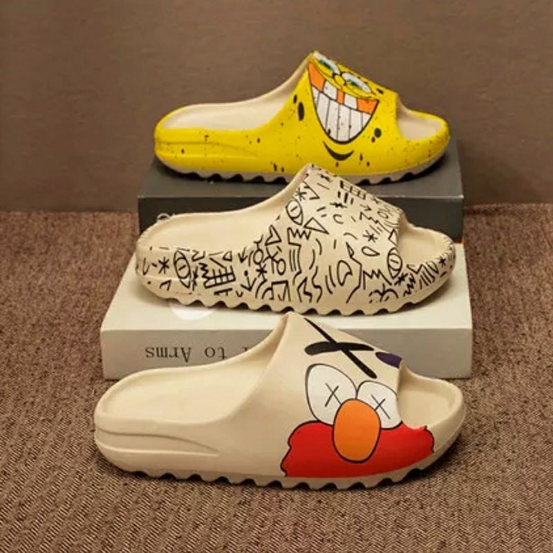 DÉP KAWS HỌA TIẾT CÓ LOGO - BAO XỊN