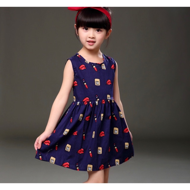 Váy bé gái họa tiết son môi