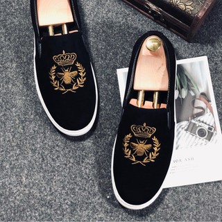 Giày lười thêu ong vải nỉ đơn giản

Giày lười vải nỉ thêu ong dáng đơn giản bắt mắt thời trang