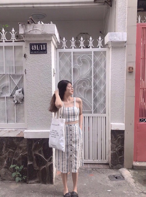 Set áo crop sọc chân váy dài.