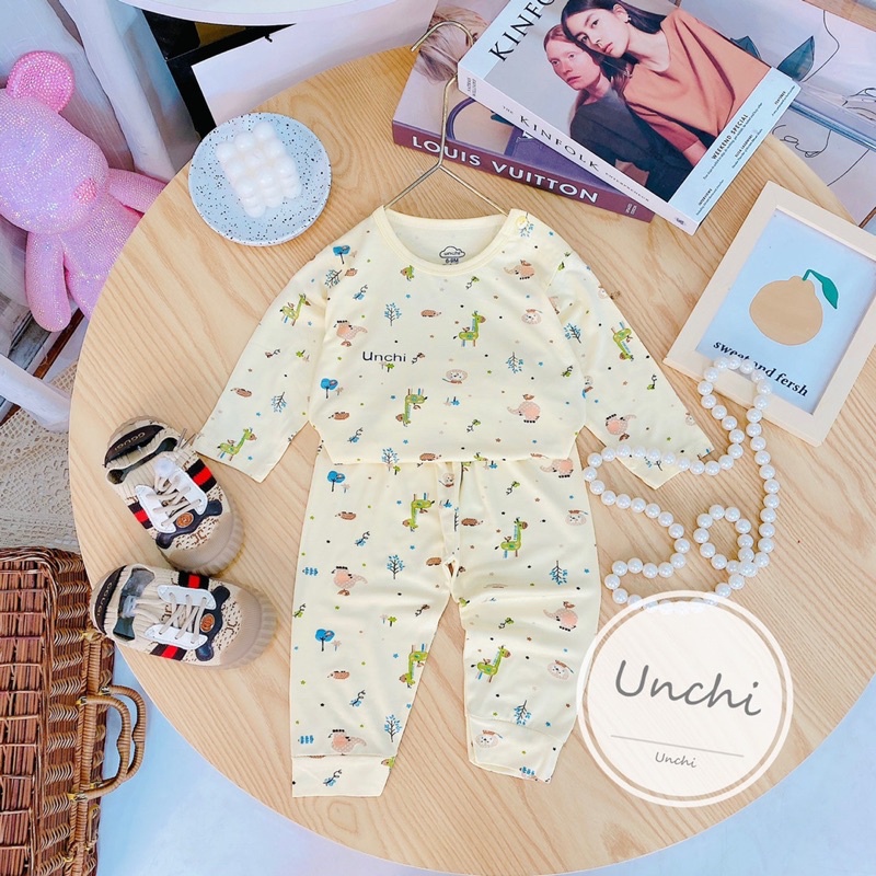 Bộ dài tay Unchi cài vai chất pepti nền hoạ tiết đẹp như hình