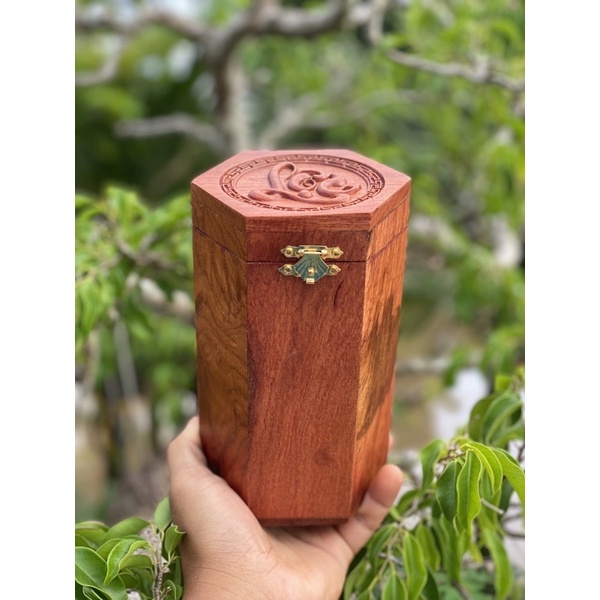 Bộ đồ dùng làm từ gỗ hương gồm khay chân quỳ, hộp đựng trà, hộp đựng giấu ăn, lọ đựng tăm, gạt tàn . Trung thu, Tết, Lễ