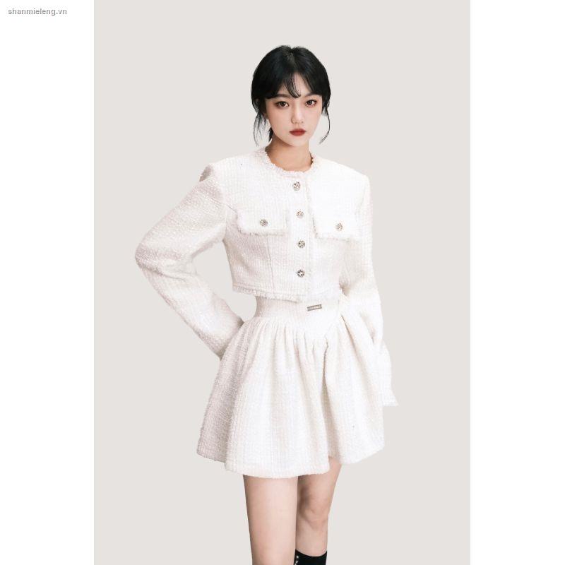 Áo khoác tweed dáng ngắn phối chân váy lưng cao thời trang mùa đông 2021