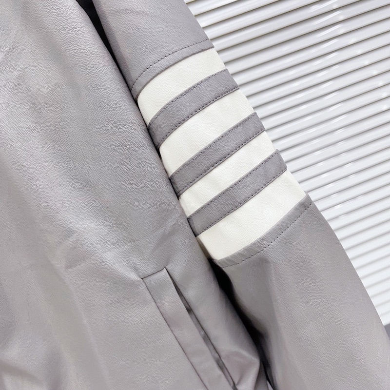 Áo khoác da nam Thom Browne bomber jacket thêu 4 sọc trắng tay lót gió bo chun dày dặn sang trọng