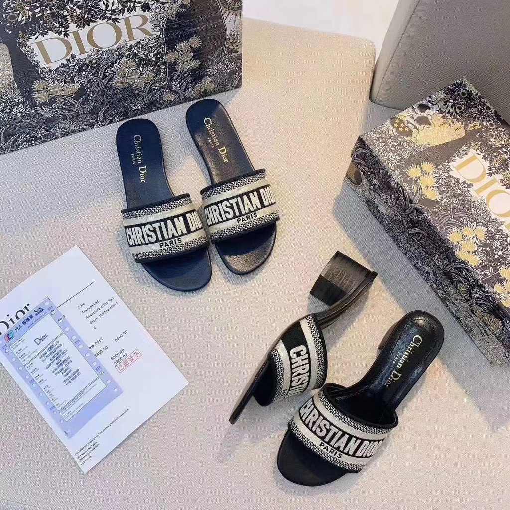 Xăng đan Gót Dày Thêu Chữ Nhiều Màu Sắc Cho Nữ