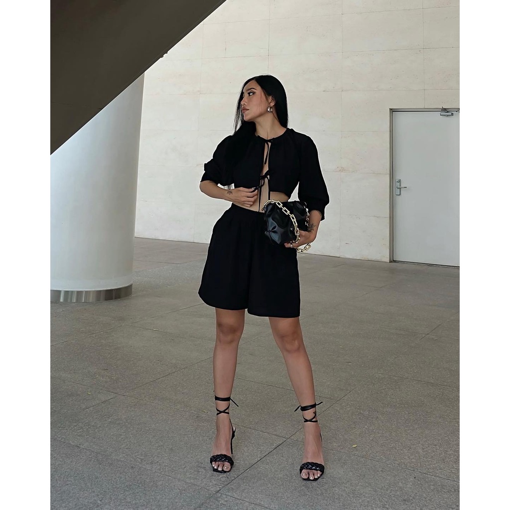 Quần thun kate nổi màu đen, là min - BLACK PATTERNED SHORTS