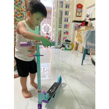 Xe scooter hàng đẹp có đèn led và chân trống tiện lợi, chịu tải đến 70kg quà tặng sinh nhật và năm mới.