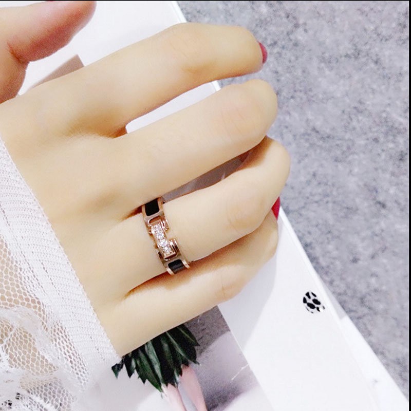 Nhẫn Thép Titan Mạ Vàng 18k Đính Kim Cương Độc Đáo Hợp Thời Trang Cho Nữ