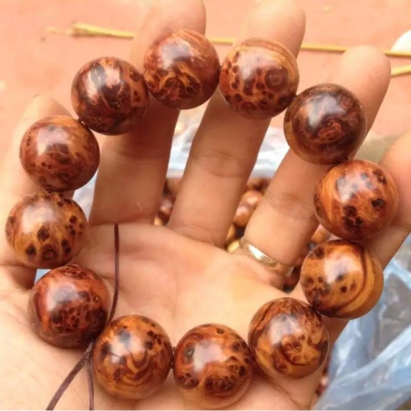 Vòng phong thủy gỗ Nu Bách xanh quý hiếm!