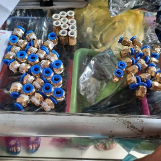 Cút đầu bơm ra ống 8 phun sương.