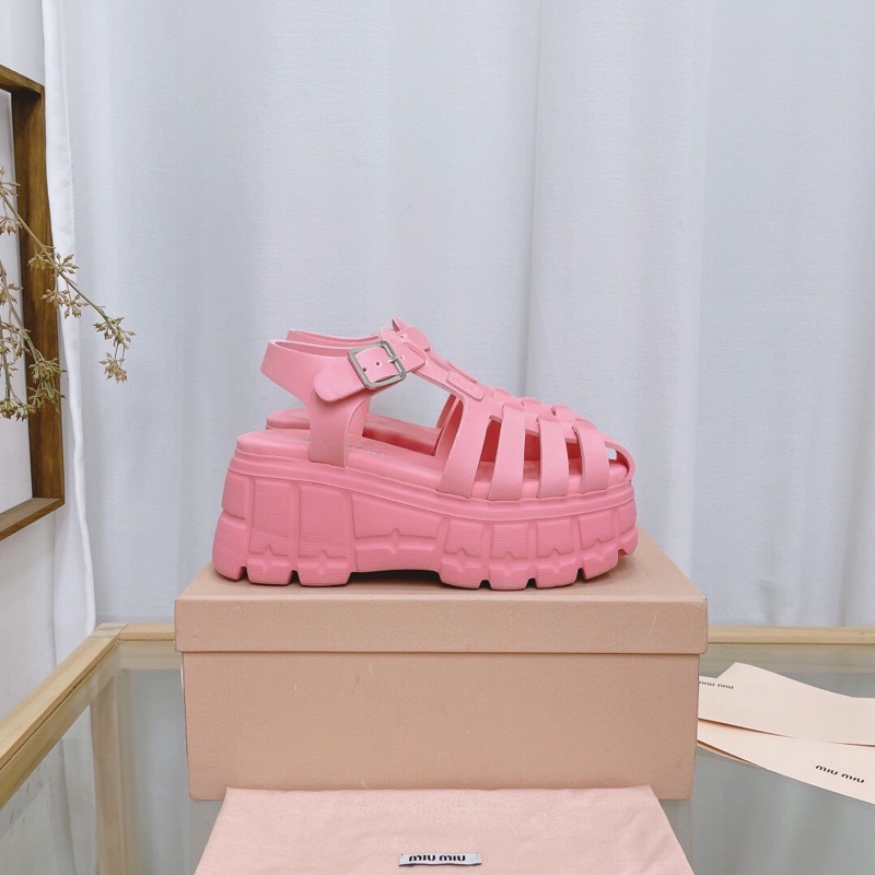 Sandal nữ bít mũi đế dày màu trơn có 3 màu thương hiệu MiuMiu mùa hè 2022 cao cấp