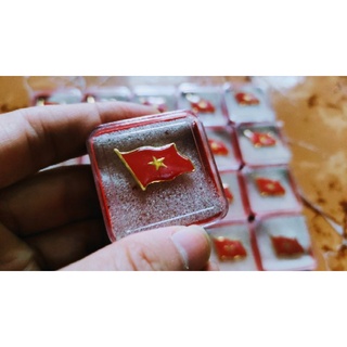 Huy hiệu cờ Tổ quốc cờ Việt Nam đỏ sao vàng.