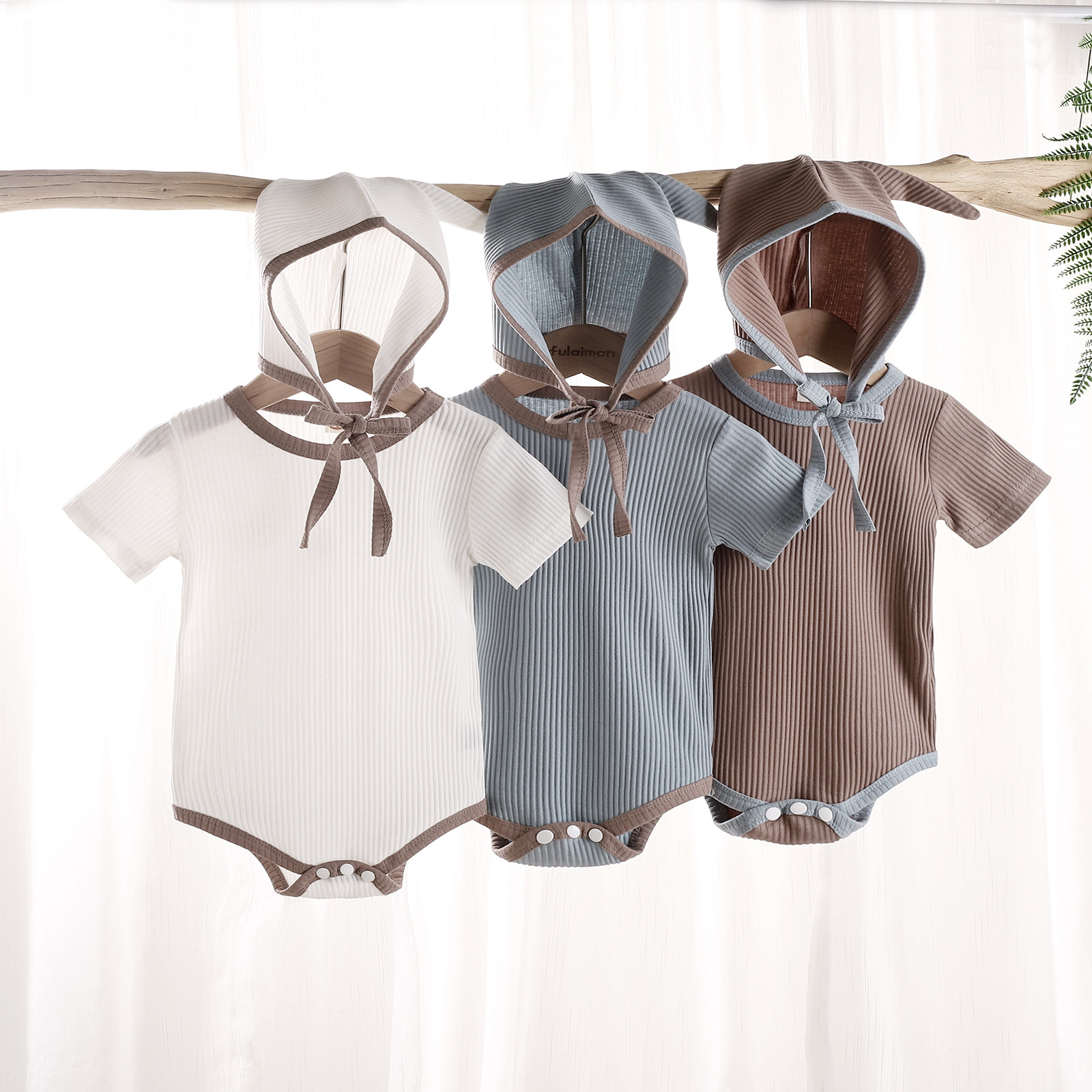 Bộ áo liền quần kiểu dáng xinh xắn dành cho em bé sơ sinh