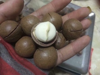 Mắc Ca Sạch Nứt Vỏ Lai Châu (1kg /300k)