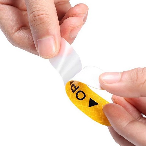 Set 4 Miếng Dán Phản Quang Dùng Để Cảnh Báo An Toàn Gắn Cửa Xe Ô Tô