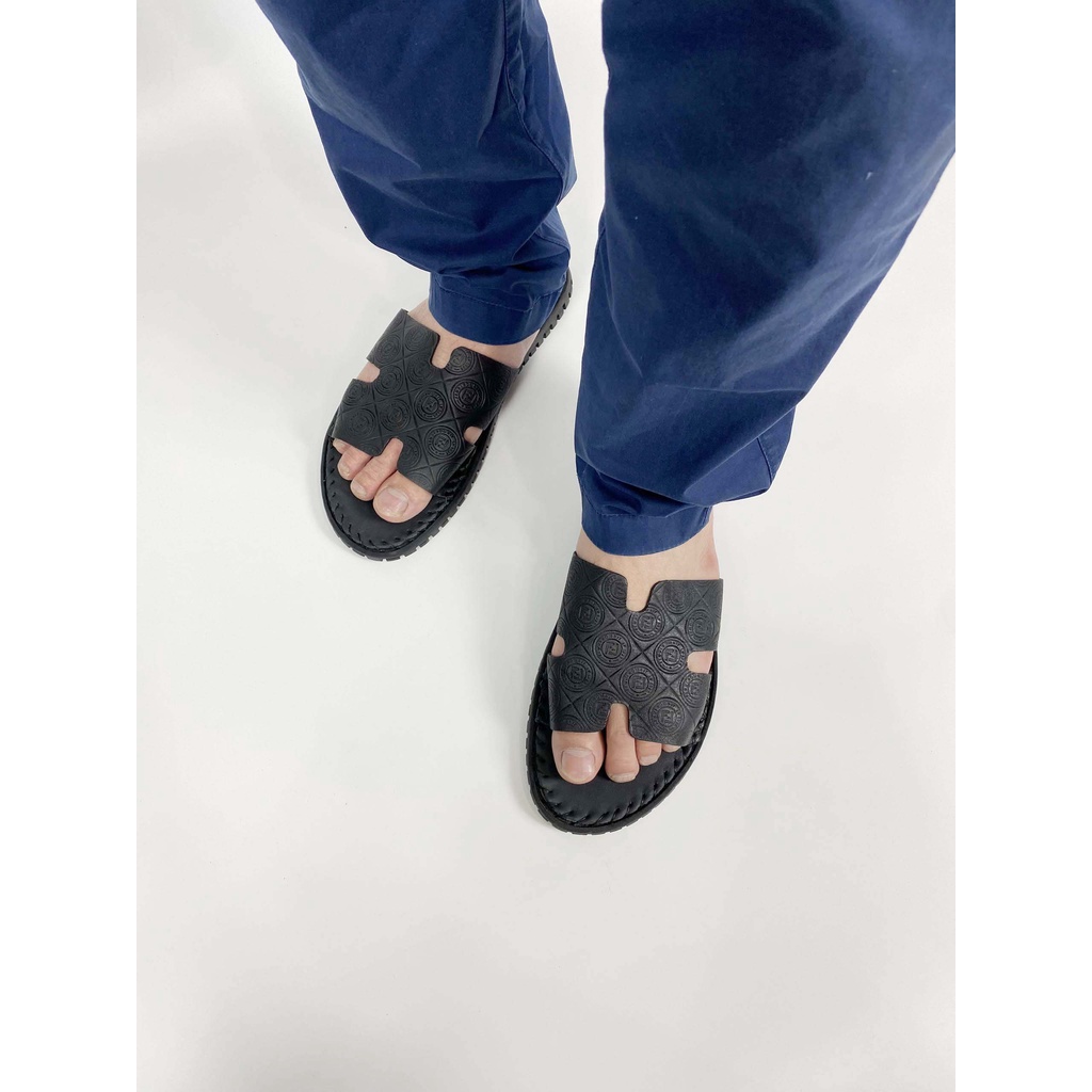 Dép nam quai ngang 100% da bò. Dép 𝐇𝐌 𝐌𝐚̃ 𝐀𝐁-𝟏𝟎𝟎𝟒 Đ𝐞̂́ 𝐊𝐡𝐚̂𝐮 chất da xịn chống bong tróc, chống hôi chân