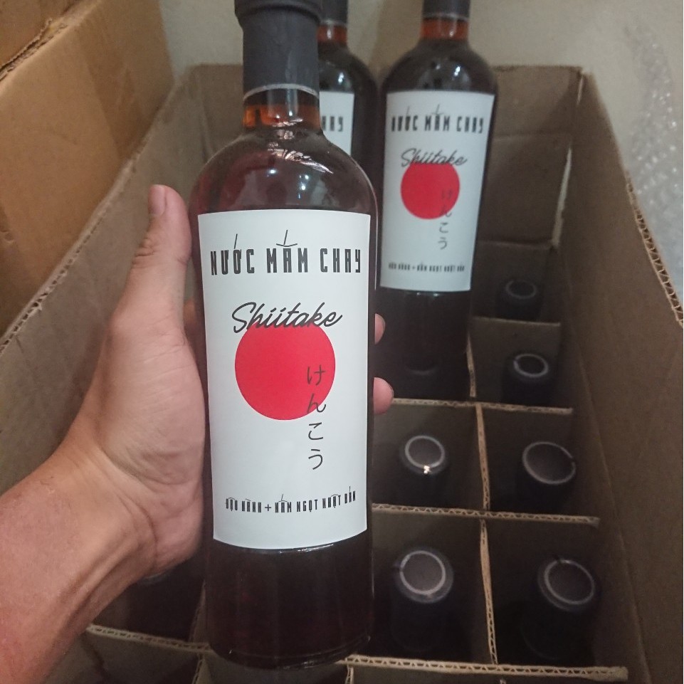 Nước mắm chay cao cấp Làng Chài Xưa nấm ngọt Shiitake Nhật Bản, đậu nành, thơm dứa chai thủy tinh 500ml/chai | BigBuy360 - bigbuy360.vn