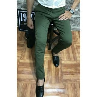 Quần kaki xanh rêu ống bó.