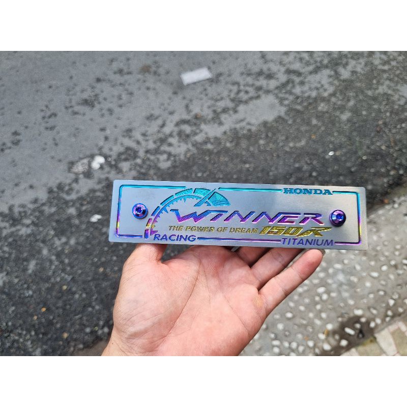 Bảng tên titan winner tặng kèm pát gắn