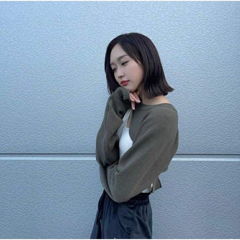 Áo len croptop khoét ngực của Seok Kyung trong phim Penthouse