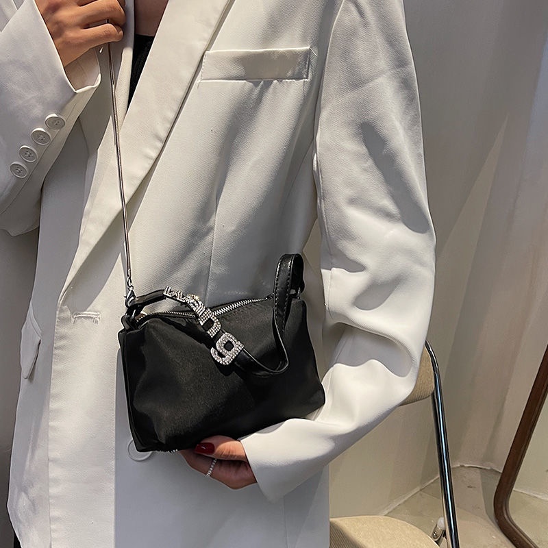 Túi Xách Đeo Vai Vải Satin In Chữ Đính Đá Thiết Kế Dễ Thương