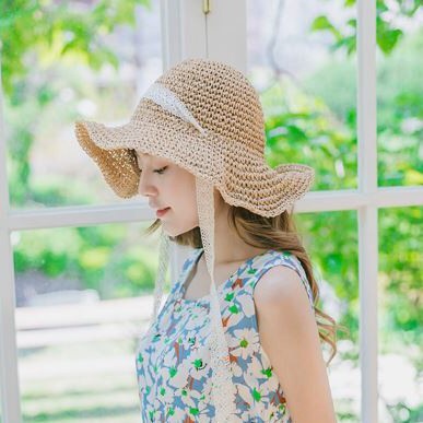 Mũ cói đi biển vành rộng thắt dây nơ ren trắng