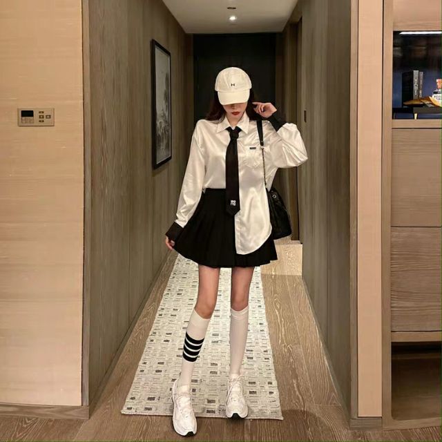 Set đồ phong cách nữ sinh hot trend - Áo sơ mi trắng phi bóng kèm cà vạt - Chân váy ngắn xếp ly