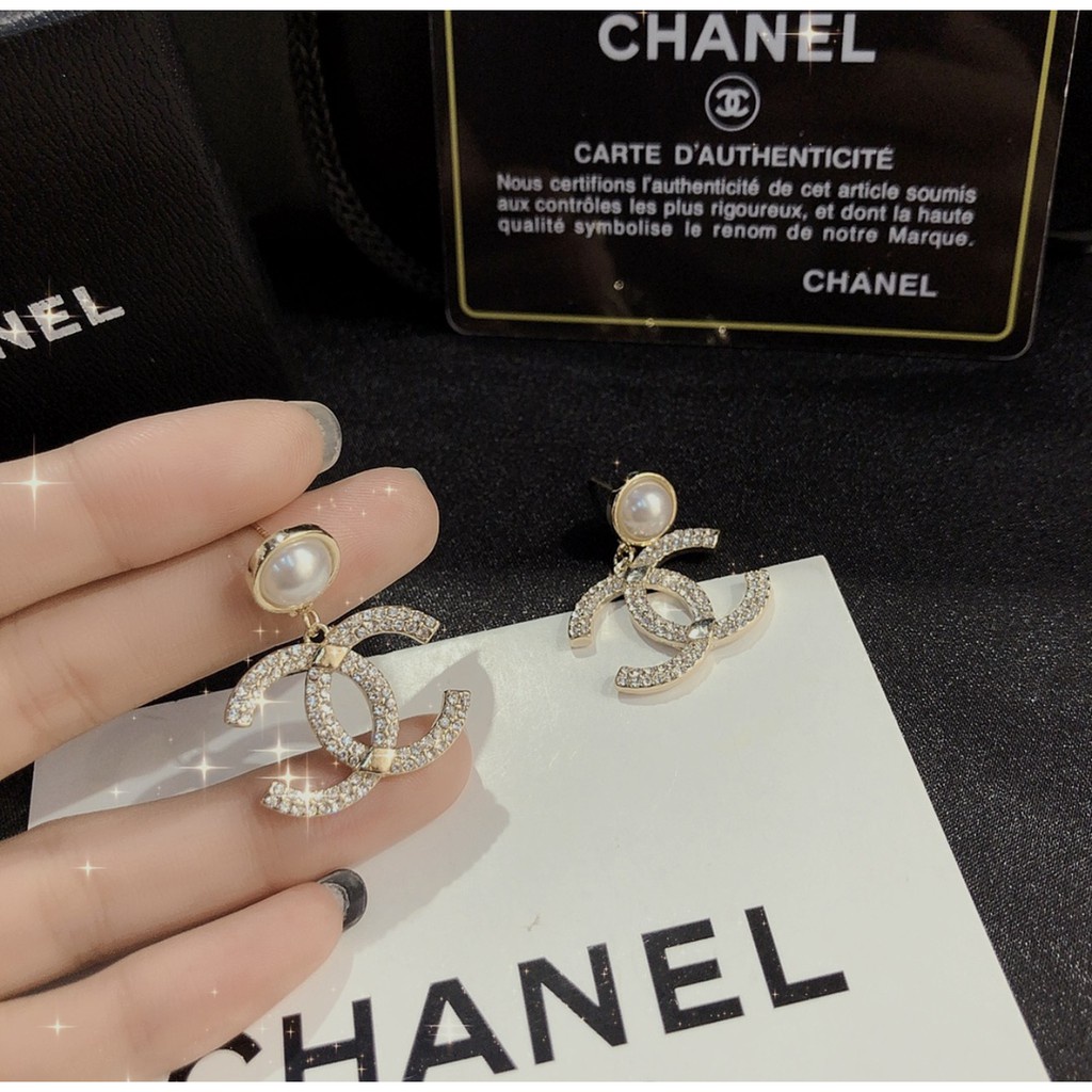 Bông tai hình chữ C đính đá ngọc trai nhân tạo