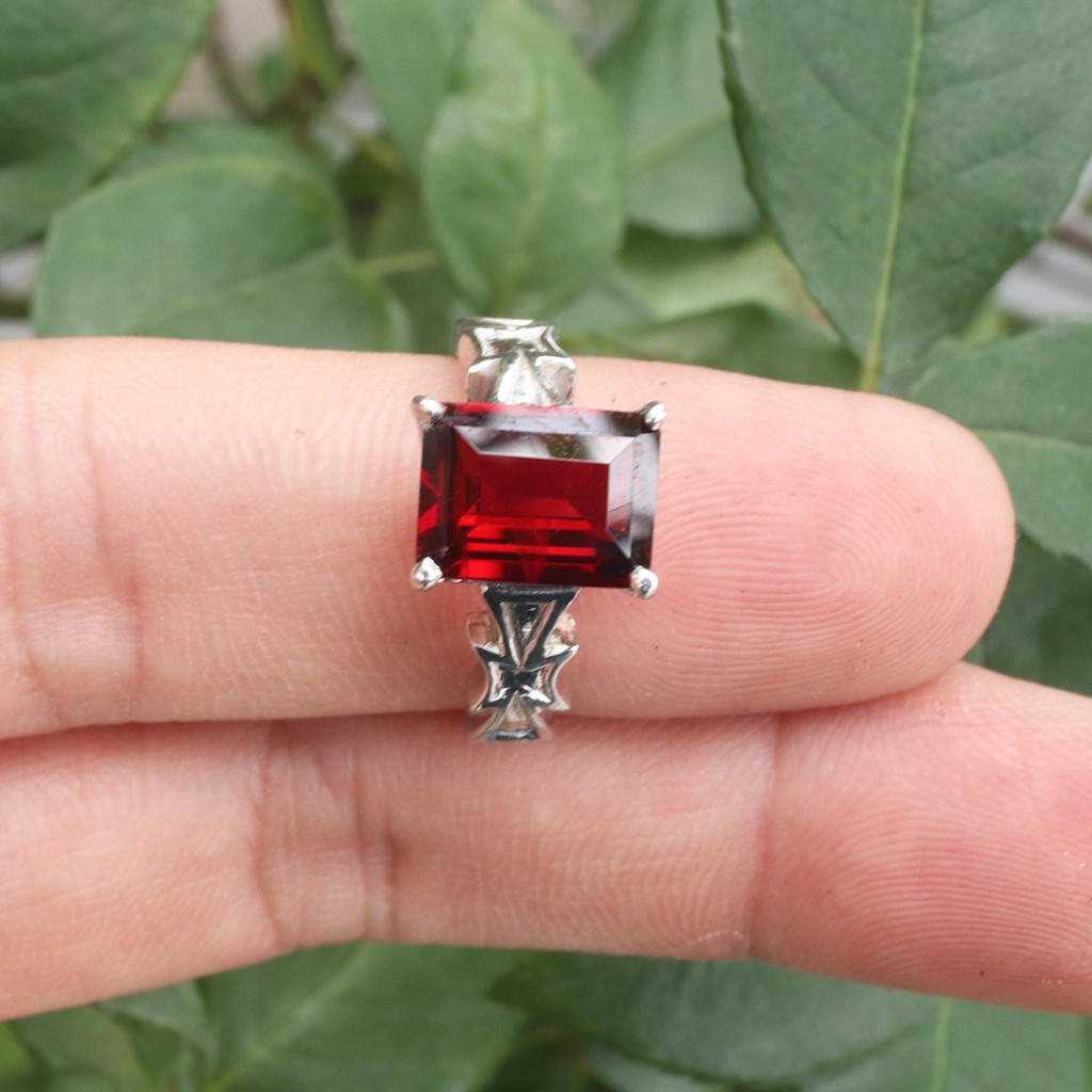 Nhẫn nữ đá garnet cá tính