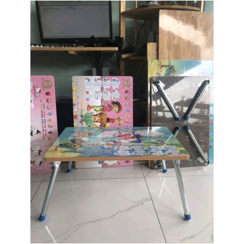 Bàn học sinh hoạt hình kích thước 50x70 chân ống có thể gấp gọn tiện lợi