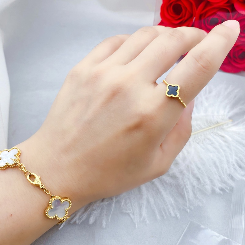 Nhẫn Thép Titan Mạ Vàng 18k Không Gây Dị Ứng Họa Tiết Cỏ Bốn Lá Màu Đen Phong Cách Nhật Hàn