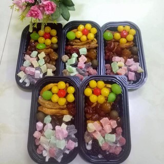 Hộp Mứt Mix 17 vị 500Gr Gồm Kiwi, Cherry Đỏ Vàng, Xí muội xanh, Dứa Sấy, Chuối dẻo, mận khía, dâu tây, Tằm, Me cay..