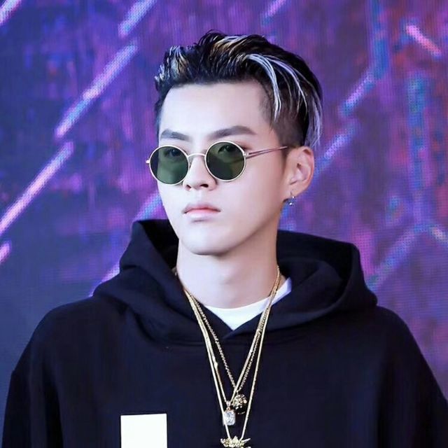 Kính tròn đen gọng vàng hot trend