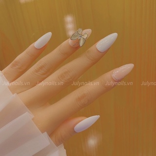 Nailbox trắng đính đá xinh đẹp