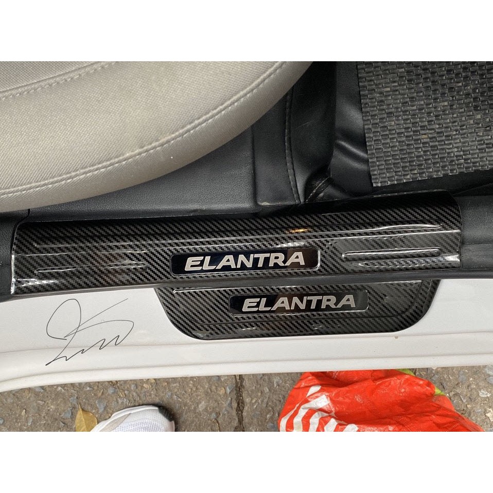 Ốp bậc cửa, nẹp bước chân Carbon xe Hyundai Elantra 2016 - 2021 mẫu vân cacbon cao cấp