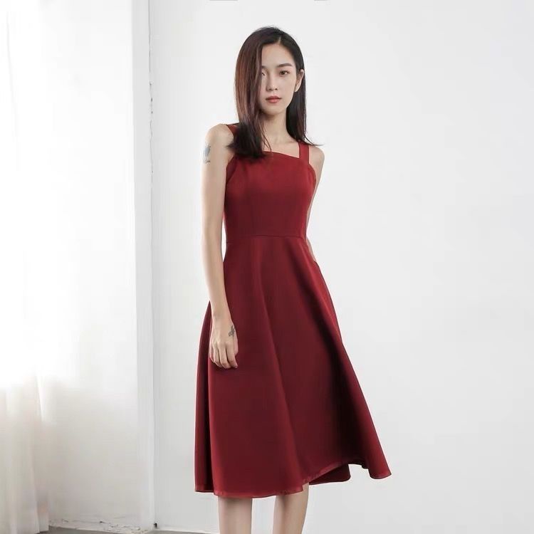 Đầm Hai Dây Màu Đen Dáng Vừa Phối Túi Thời Trang Xuân Hè 2022 Cho Bạn Gái