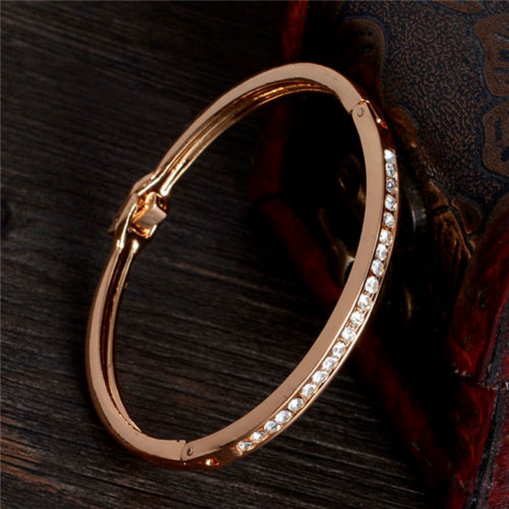 Vòng tay đính đá kiểu dáng thanh lịch