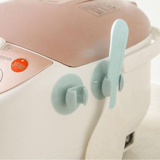 Giá gắn nồi cơm điện treo muỗng xới cơm