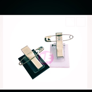 Mica cài áo trắng đen để đeo tang