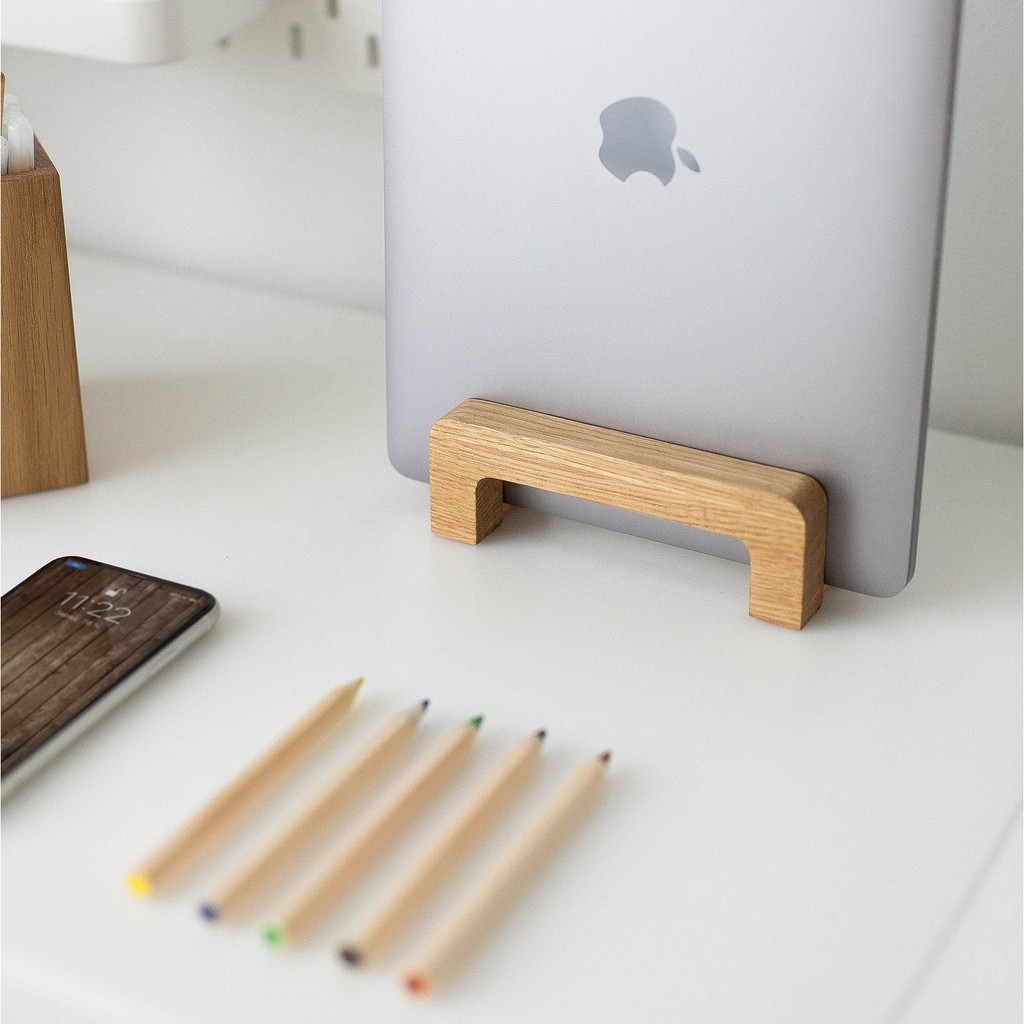 Giá đỡ Laptop / Dock giữ MacBook Pro khi  sạc / Kệ giữ Macbook
