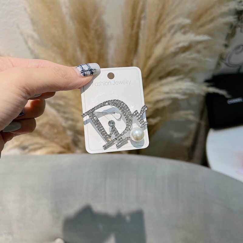 Tag cài áo vest, tag cài áo chanel các hãng