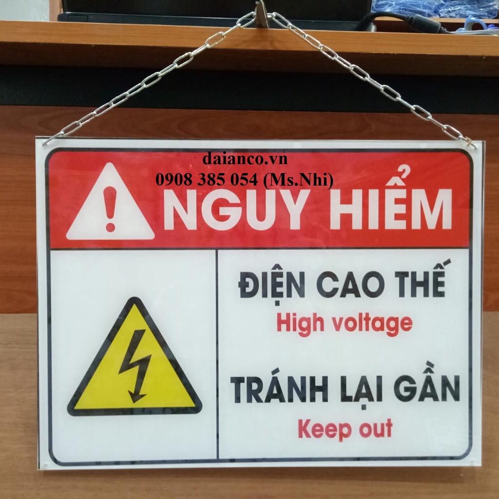 Biển báo nguy hiểm điện cao thế chất liệu mica có xích treo